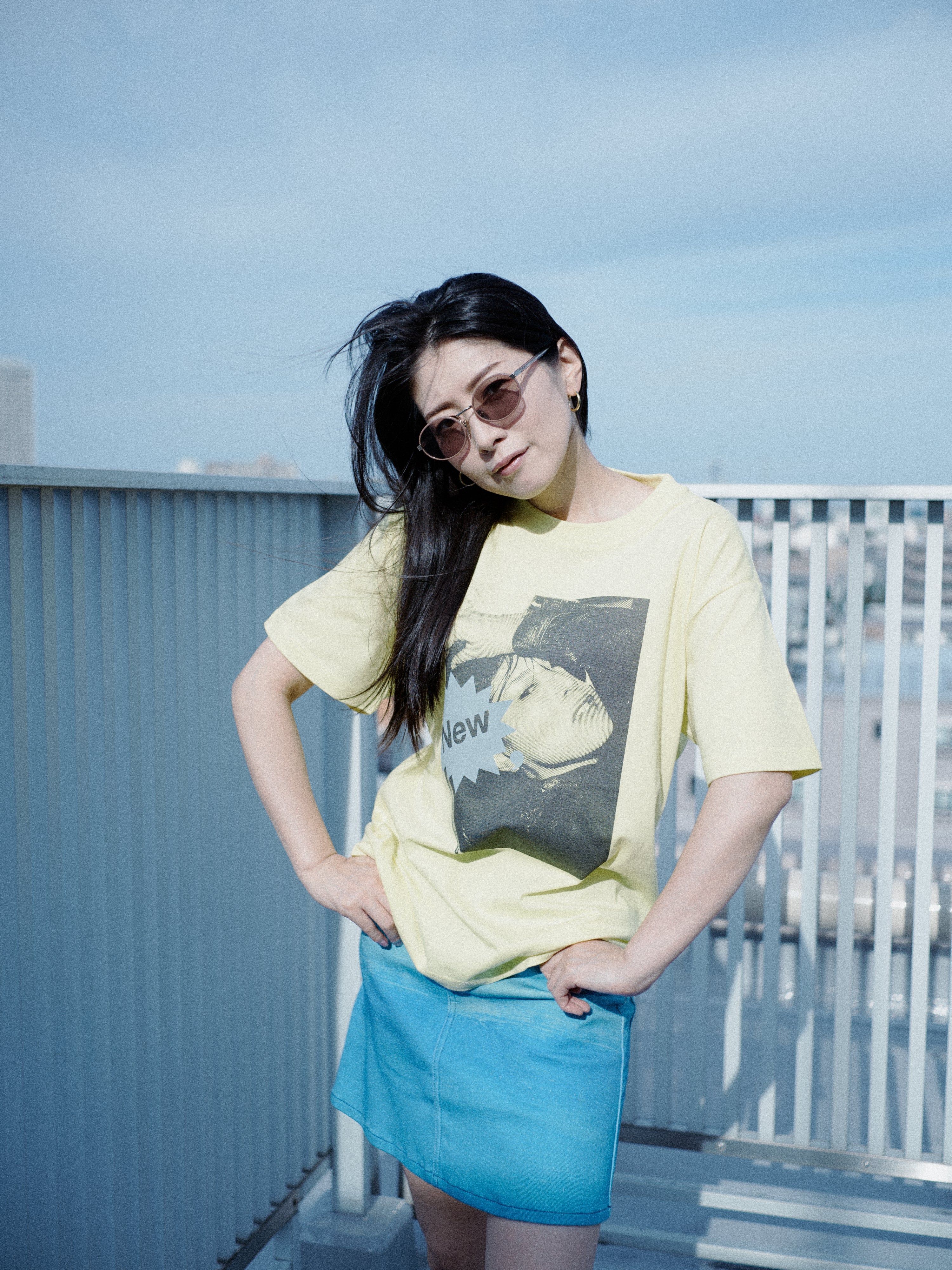 New me, — Photographic T-Shirt (Yellow)